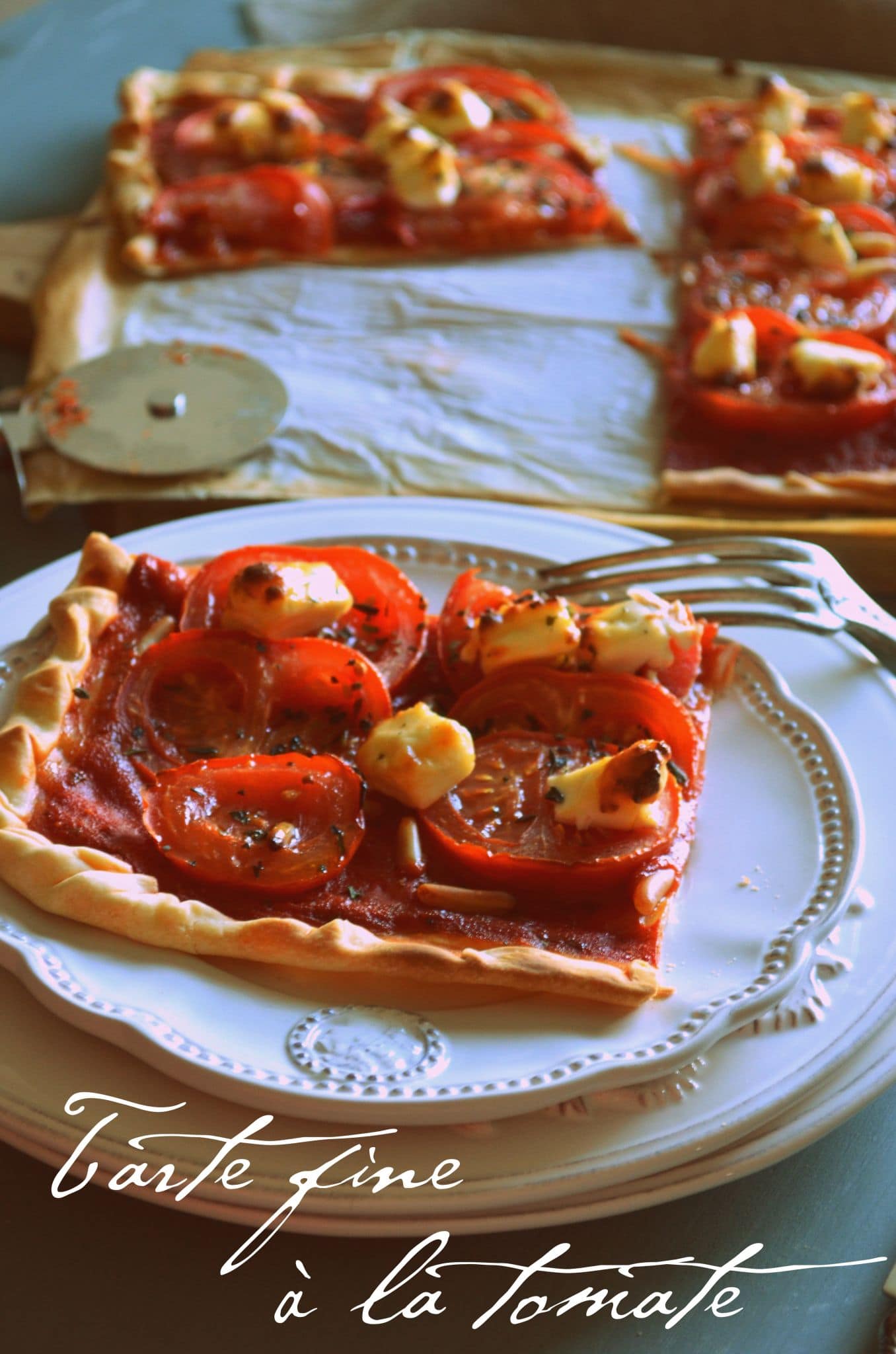 Tarte fine, tomates, kiri, pignons et basilic