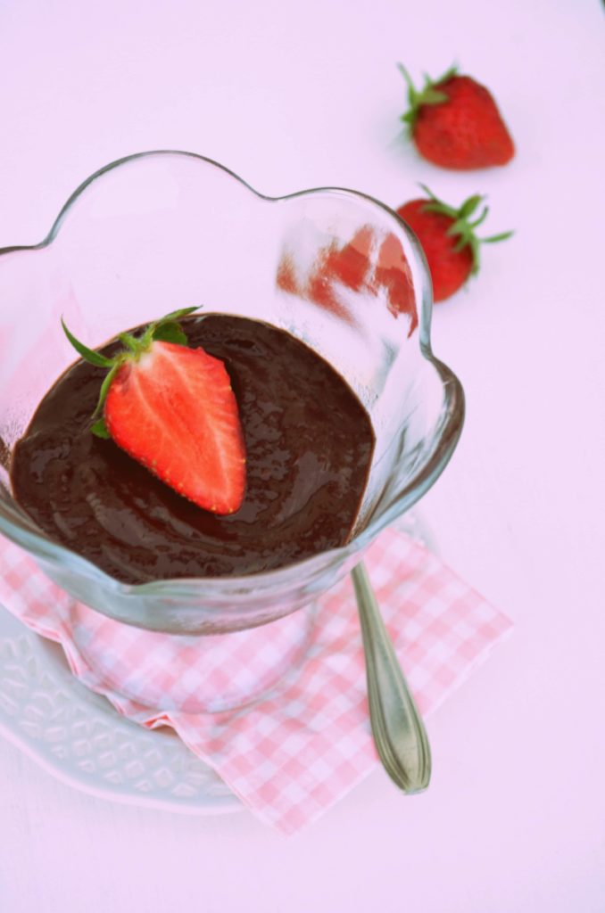 Crème au chocolat végétalienne crème au chocolat avec avocat, banane, cacao