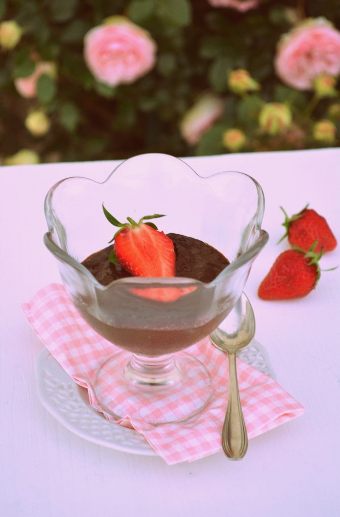 Crème au chocolat végétalienne crème au chocolat avec avocat, banane, fraises, vegan