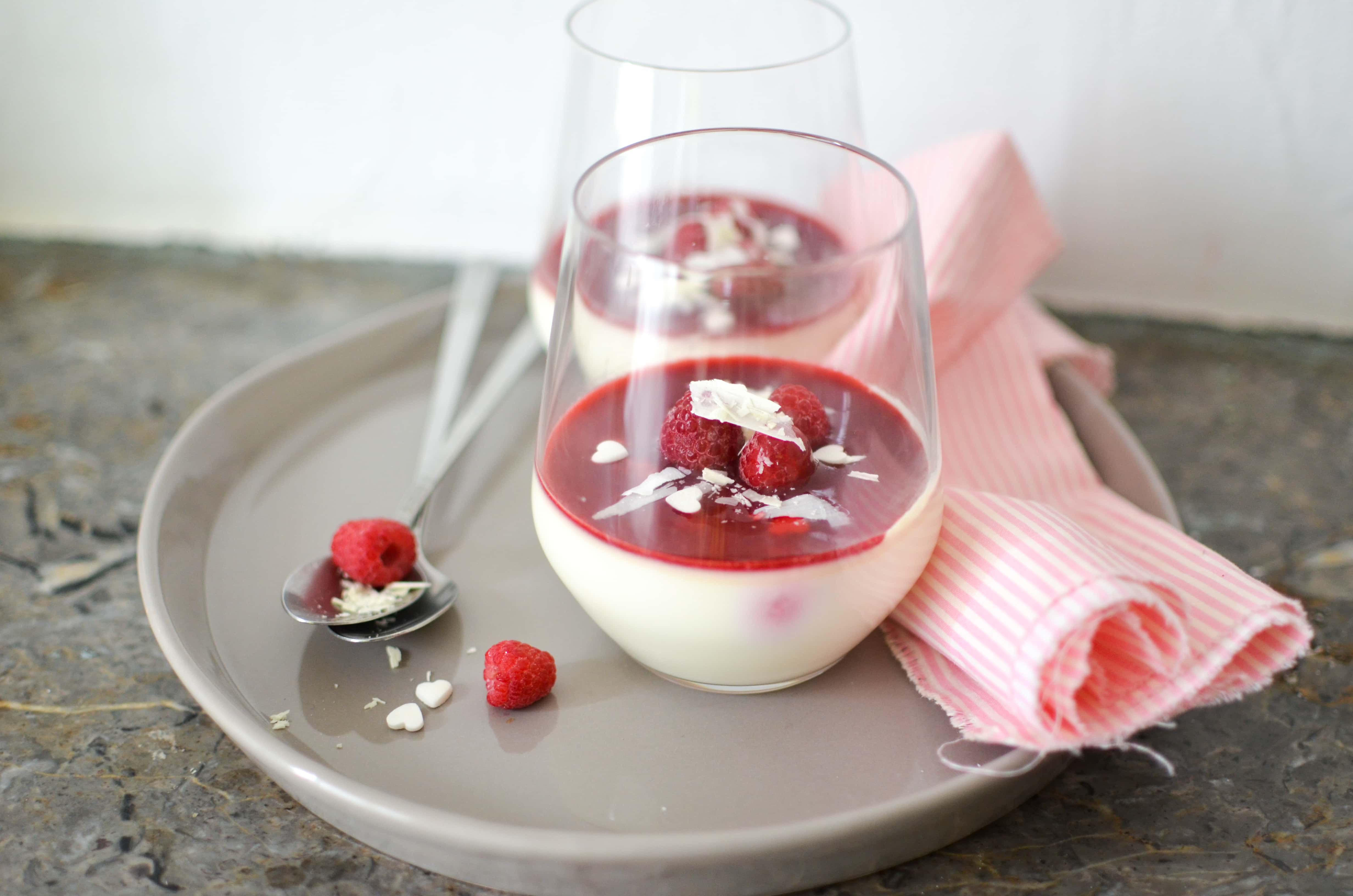 Panna cotta au chocolat blanc et à la rose coulis framboises