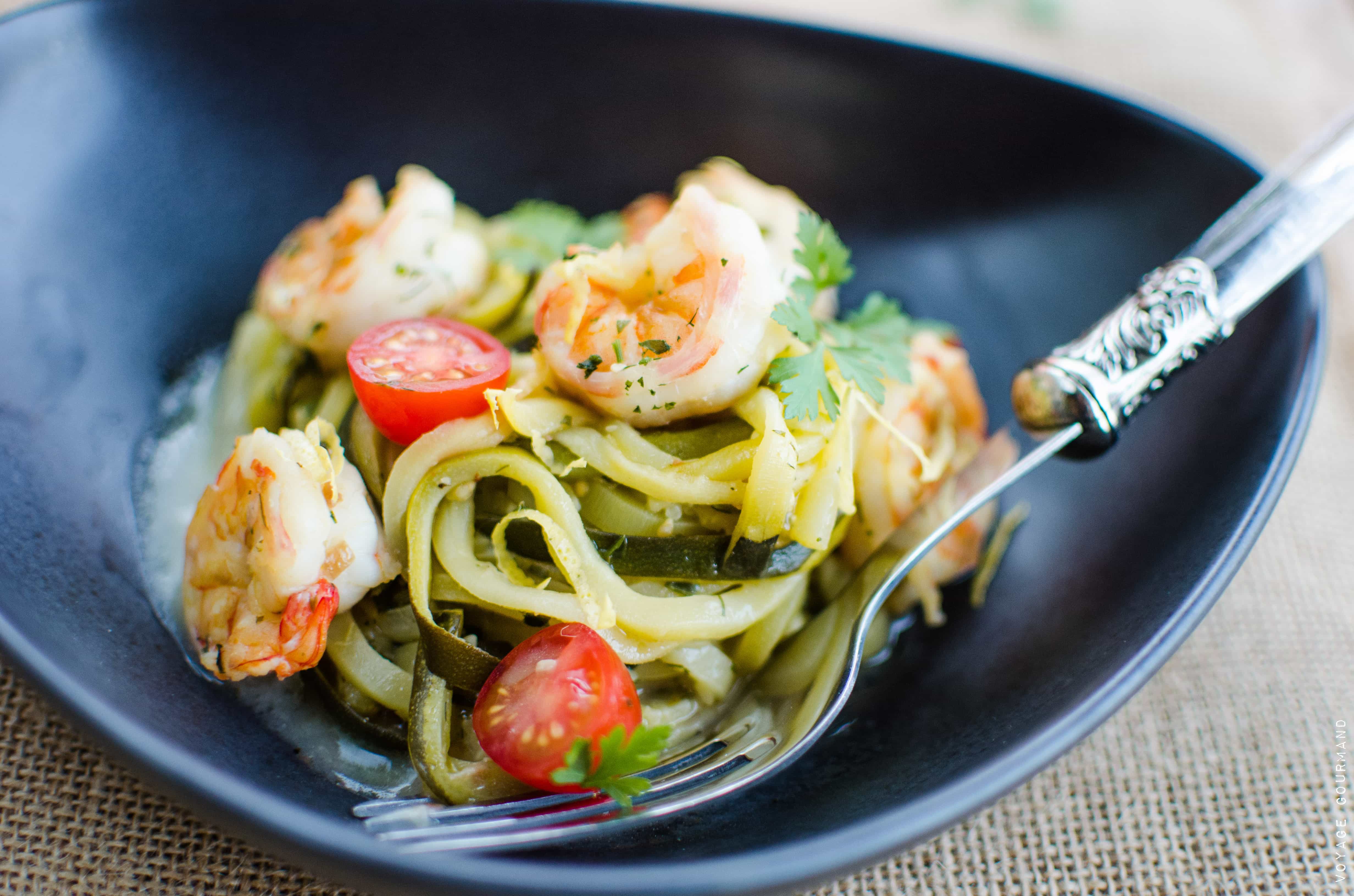 Linguines de courgettes aux crevettes rôties et à l'ail