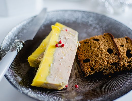 Foie gras mangue rôtie et pain d épices en mille feuille et coulis