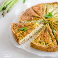 Quiche printanière aux asperges fèves petits pois et émietté de