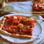Tarte fine, tomates, kiri, pignons et basilic