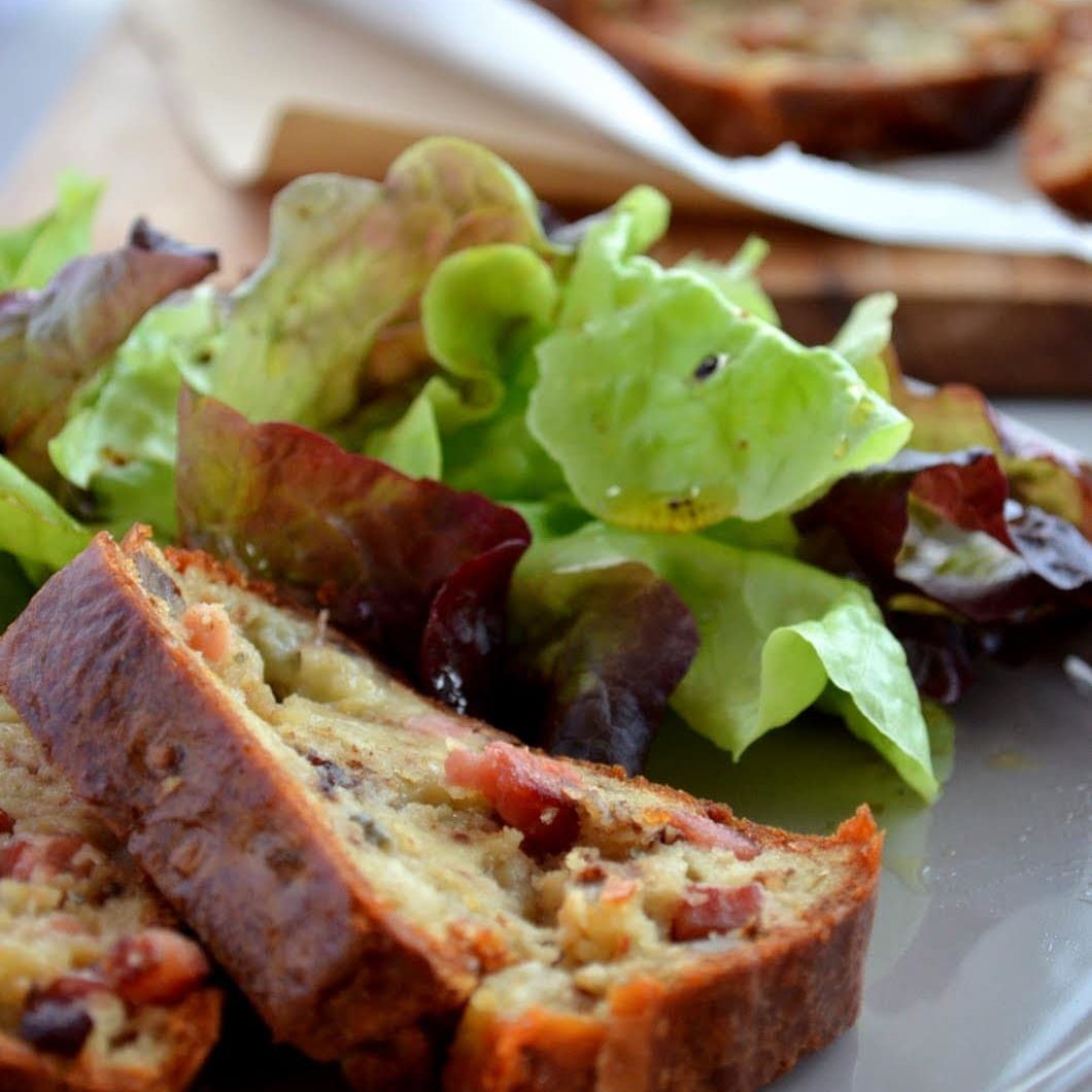 Cake aux lardons, noix et roquefort de Sophie Dudemaine - Voyage Gourmand