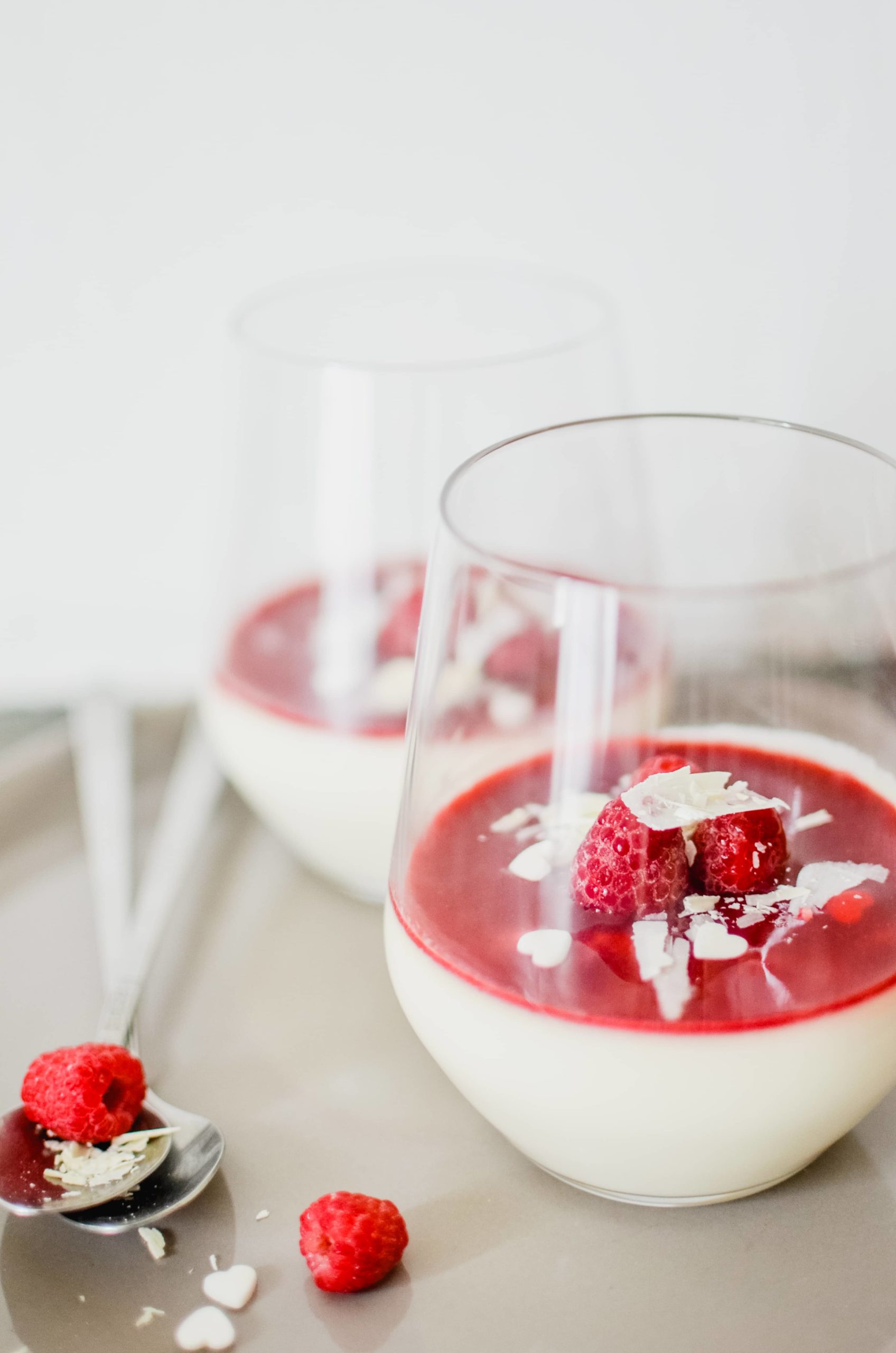 Panna cotta au chocolat blanc et la rose coulis framboises