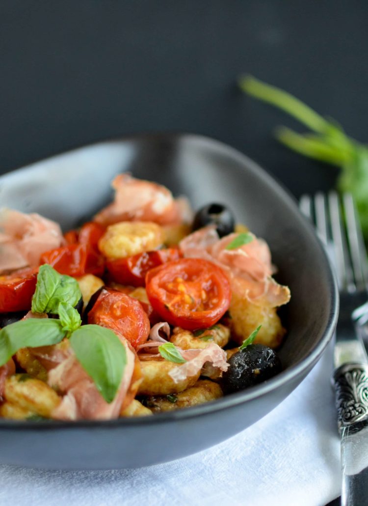 Salade tiède de gnocchis, jambon de Parme, tomates confites, olives noires et basilic