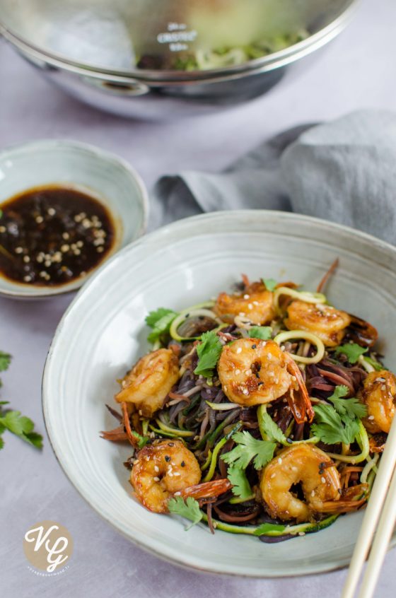 Wok crevettes caramélisées et spaghettis de légumes